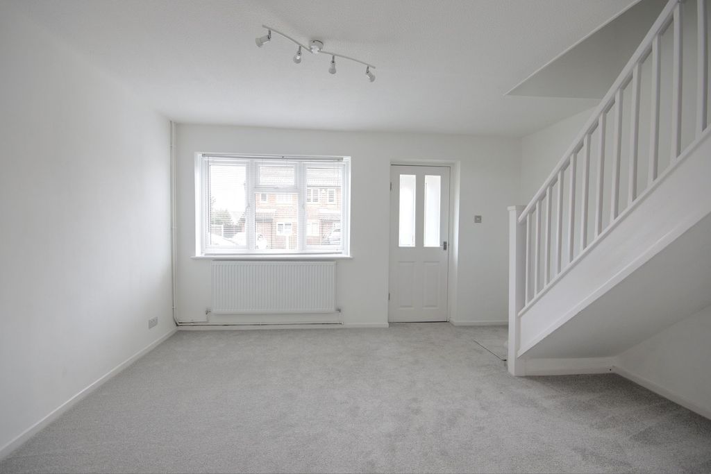 Property photo 2 of 16 Living 2