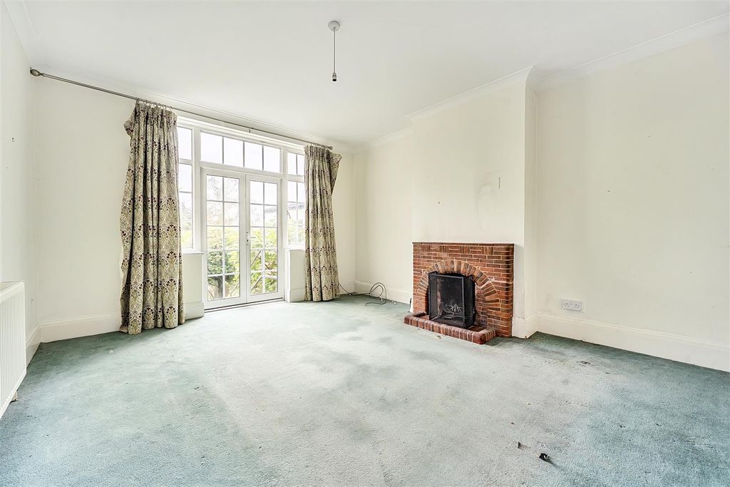 Property photo 2 of 23 Makepeace Avenue