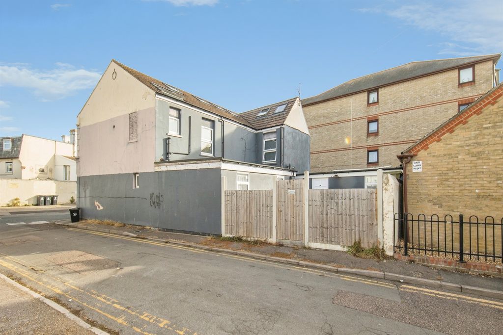 Property photo 3 of 21