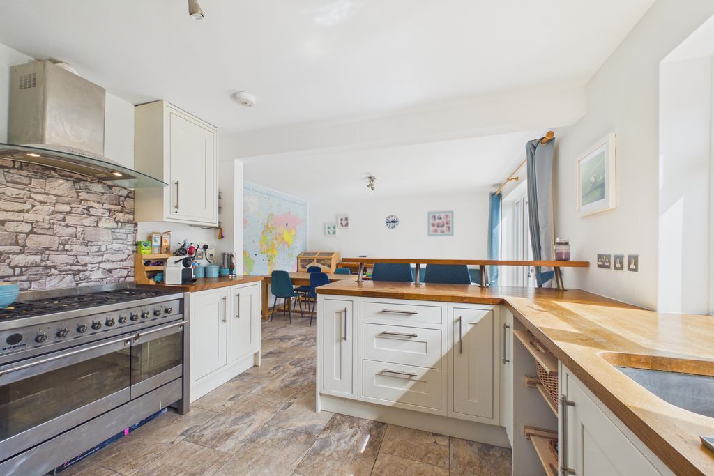 Property photo 3 of 17 Photo 12