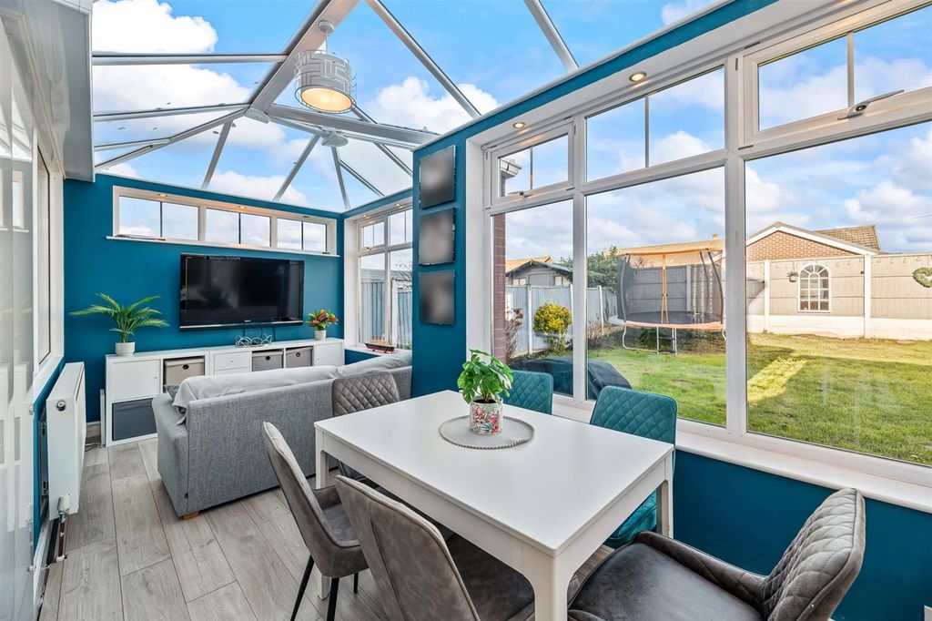 Property photo 3 of 22 Conservatory