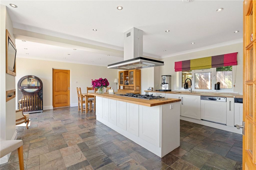 Property photo 2 of 30 Kitchen / Diner