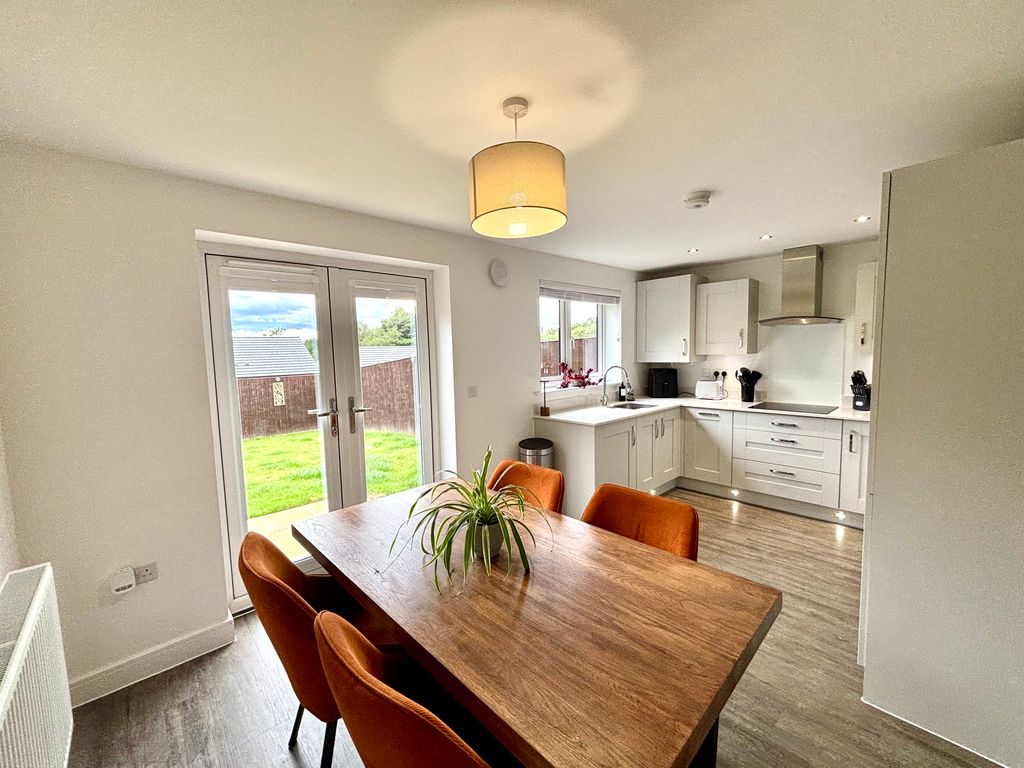 Property photo 1 of 17 Dining Kitchen