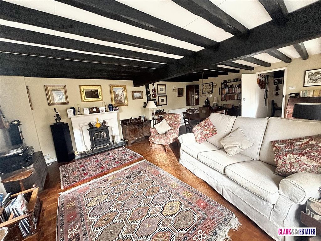 Property photo 2 of 18 Lounge