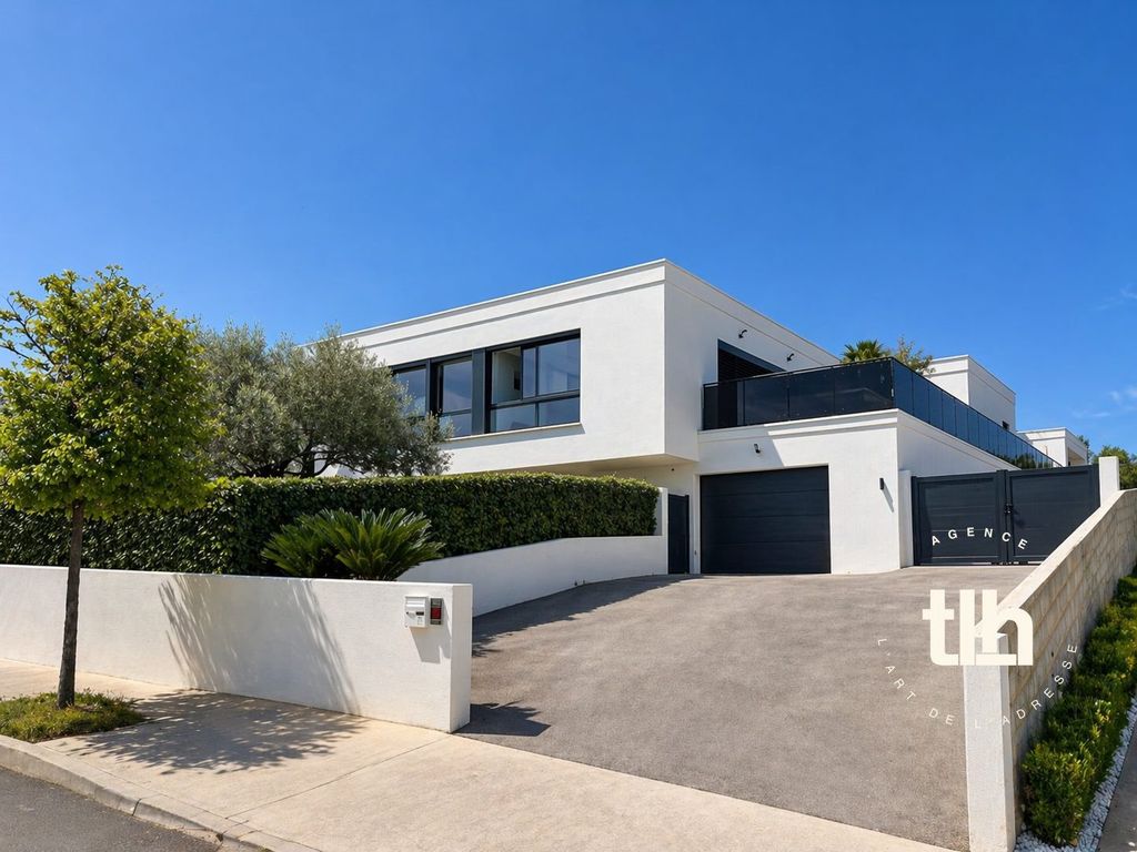 Property photo 1 of 19 Contemporary House 217 m² + 72 m² Two-Room Flat