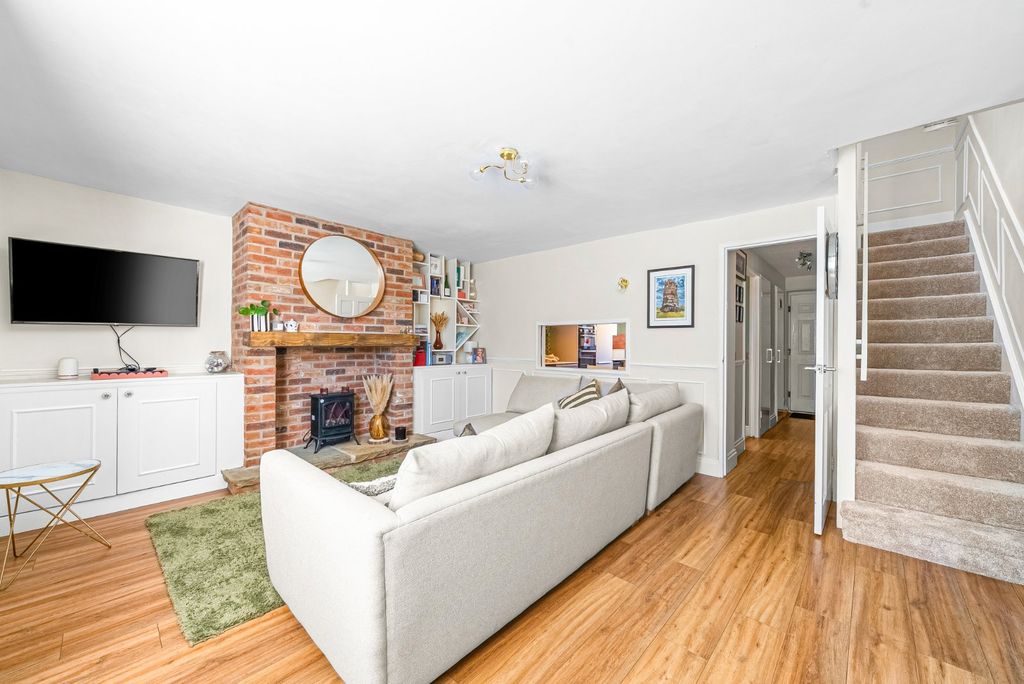 Property photo 3 of 11 Lounge 1