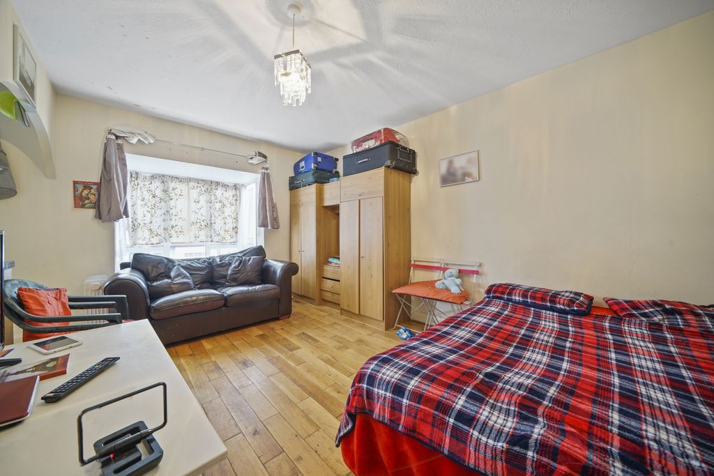 Property photo 1 of 8 Photo 4