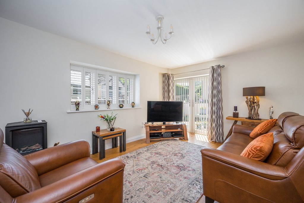 3 bed cottage for saleMill Lane, Govilon NP7 photo 4
