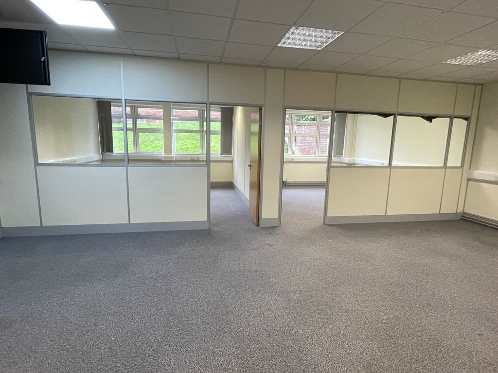 Property photo 2 of 11 Room 9 With Partitions