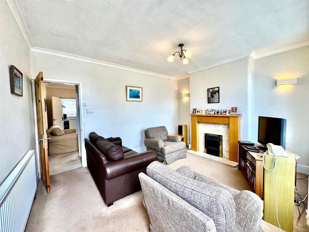 Property photo 2 of 11 Lounge