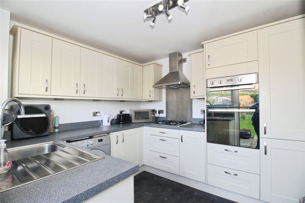 Property photo 2 of 9 Fitted Kitchen