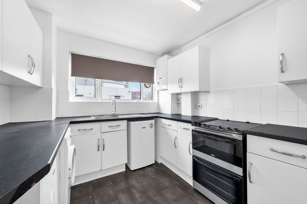 Property photo 2 of 9 Kitchen 2