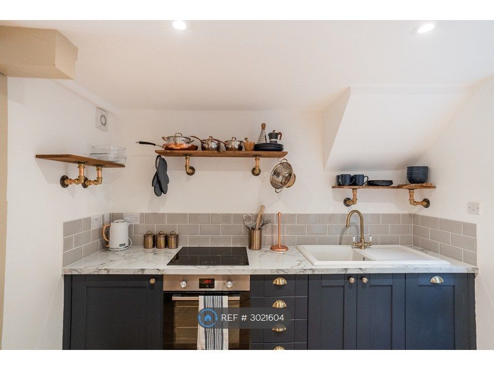 Property photo 3 of 18 Kitchen