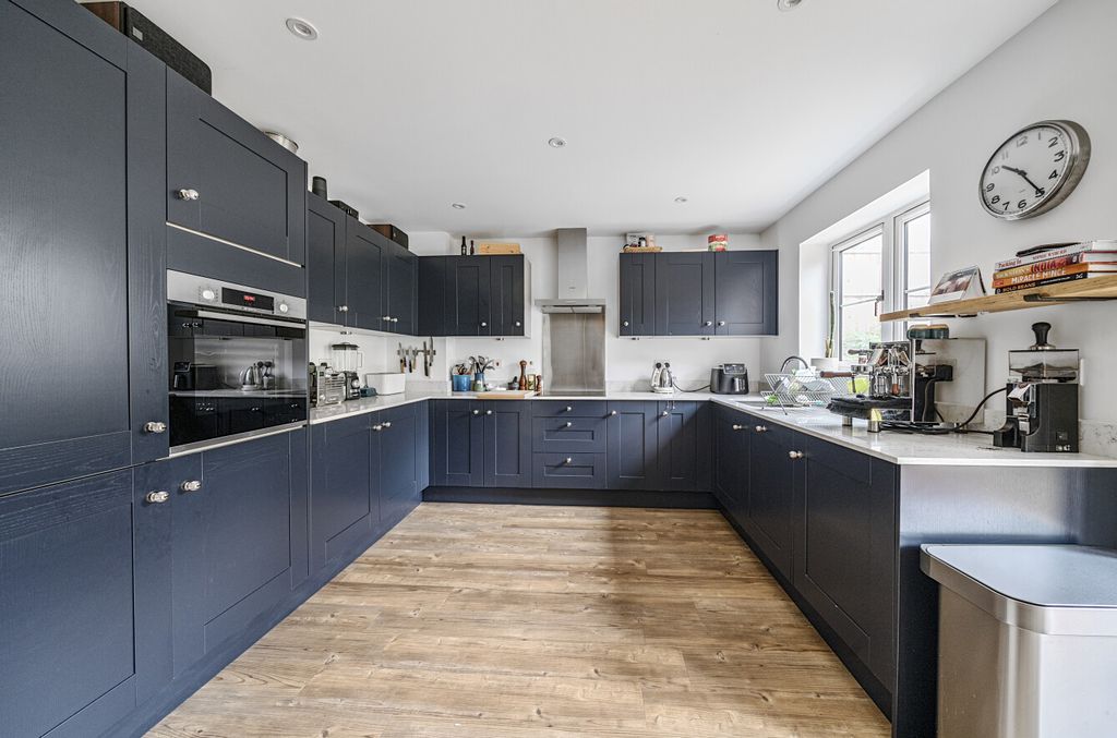 Property photo 2 of 19 1302093-15-683Ec4...