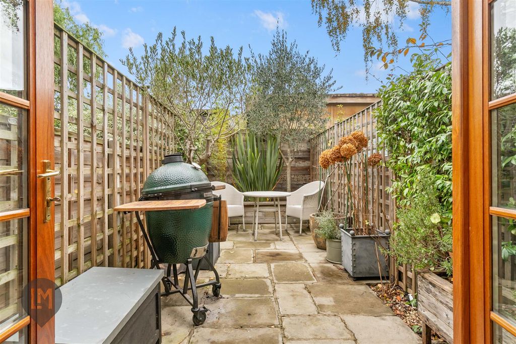 Property photo 3 of 8 Garden