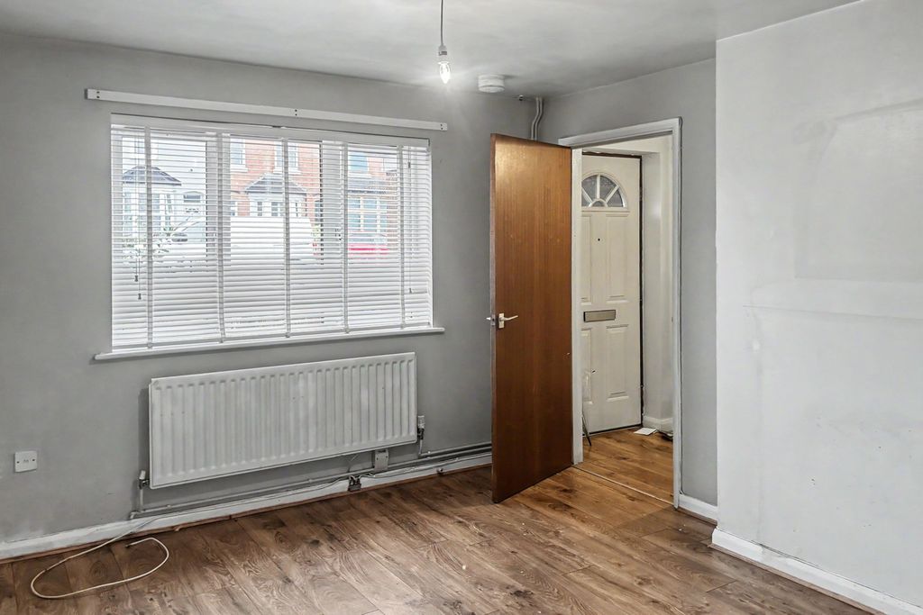 Property photo 2 of 13 107 Brighton Road, Birmingham B12 8Qj