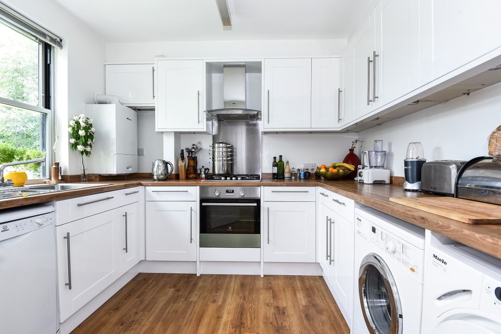 Property photo 1 of 10 Kitchen