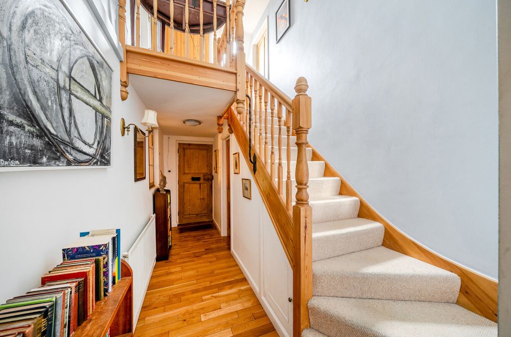 Property photo 2 of 19 Hallway