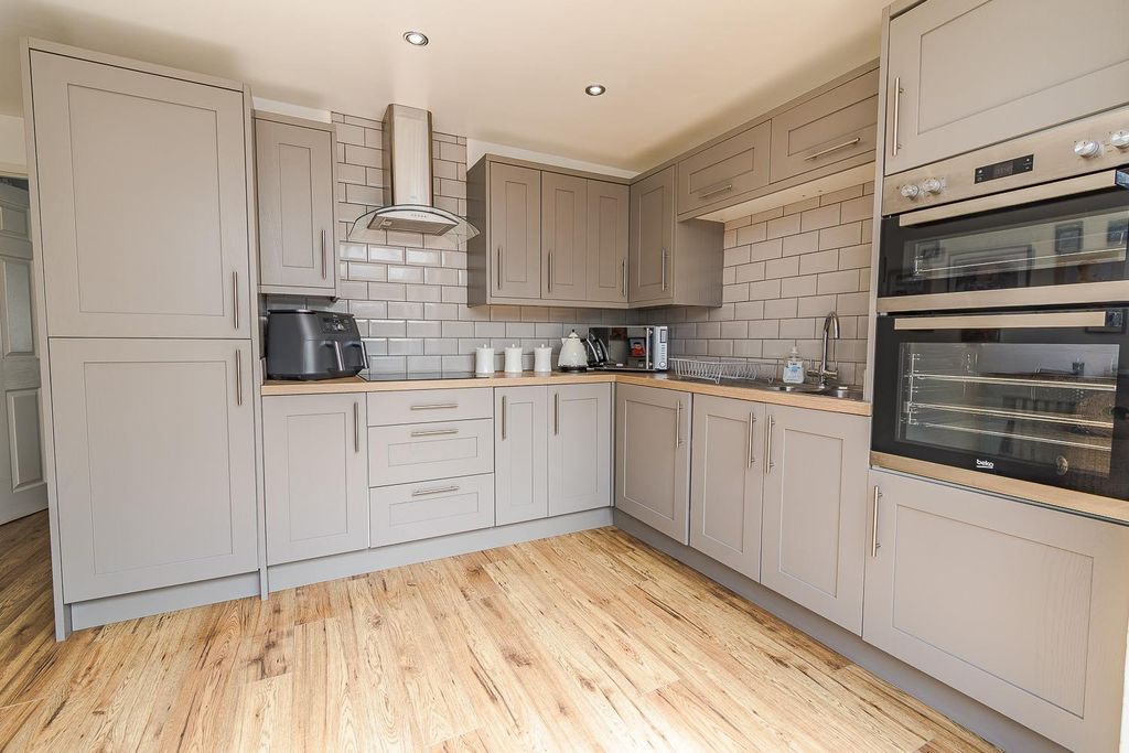 Property photo 3 of 22 Kitchen