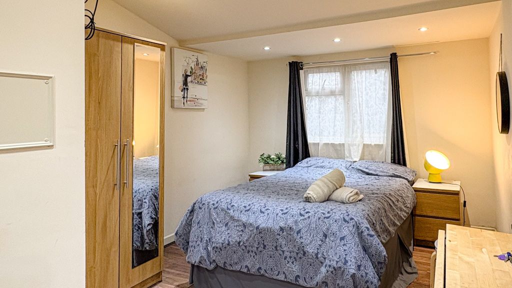 Property photo 1 of 6 Bedroom