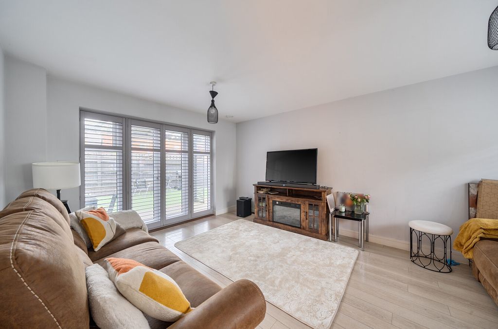 Property photo 2 of 20 1375708-8-690B8F0...