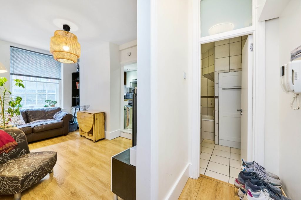 Property photo 3 of 7 Hallway