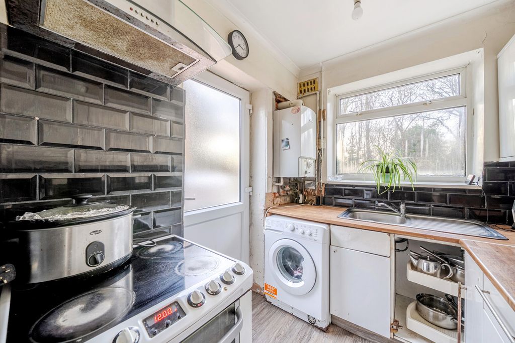 Property photo 3 of 16 Kitchen