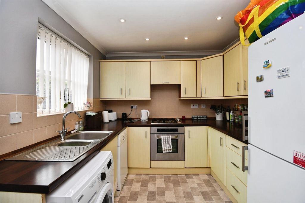 Property photo 3 of 13 Kitchen