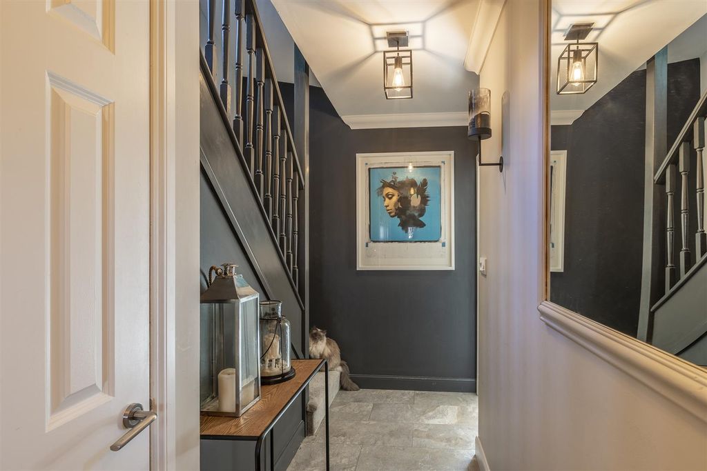 Property photo 2 of 37 Entrance Hall