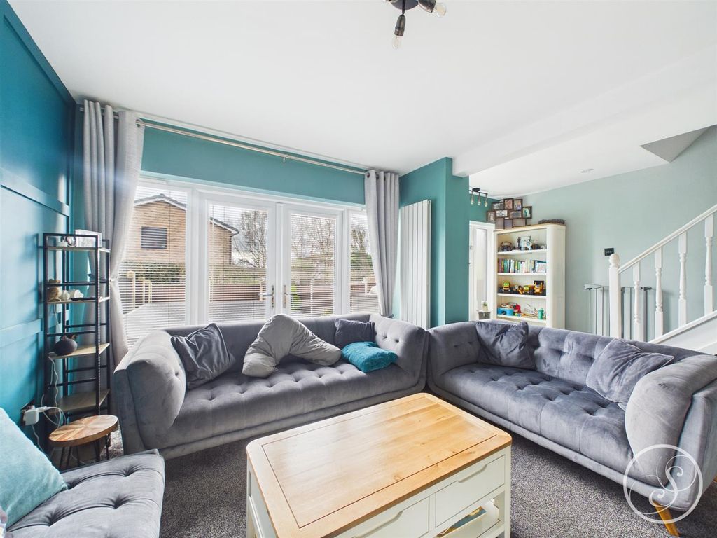 Property photo 3 of 13 Lounge