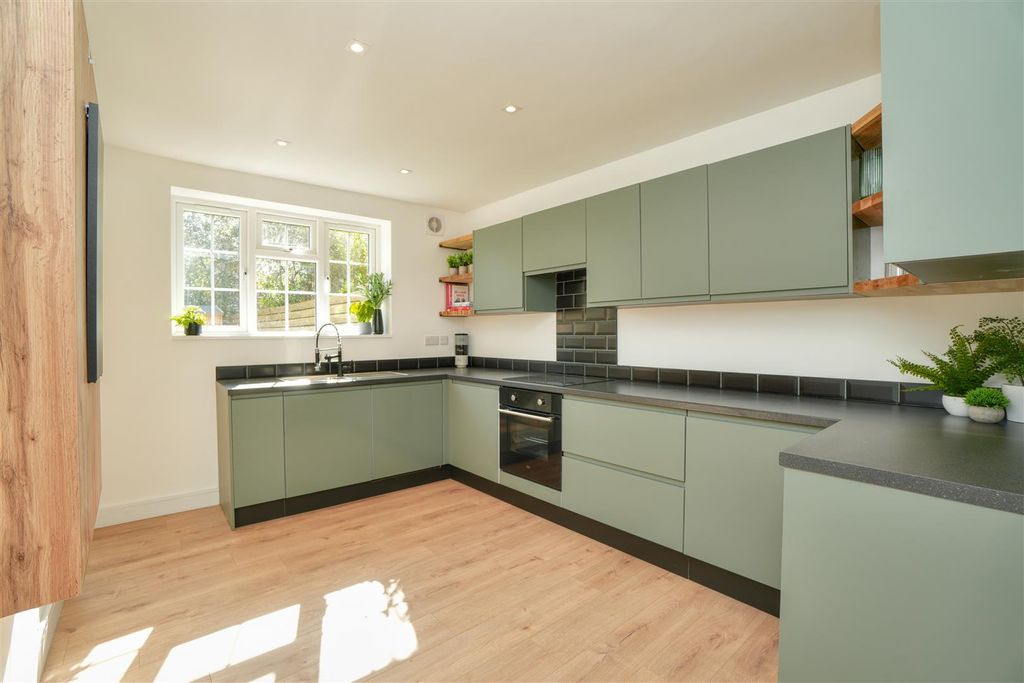 Property photo 2 of 28 Kitchen