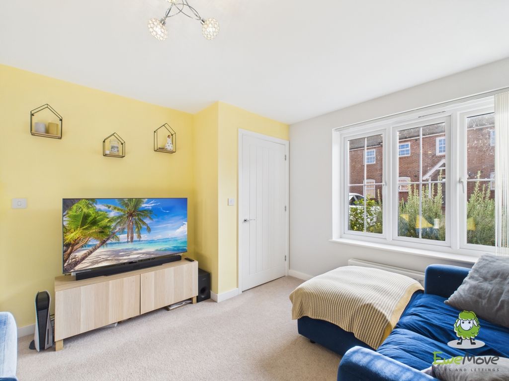 Property photo 3 of 15 Ewemove Estate Agents Basingstoke - Gable Rise -Li