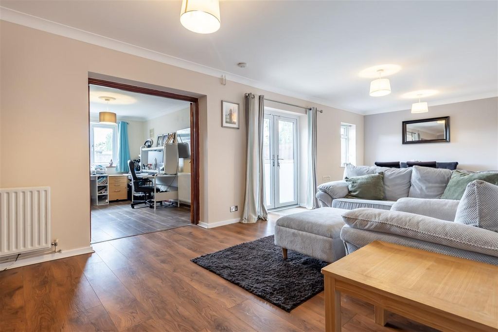 Property photo 2 of 21 72 Beamish Close CM16 6Jw (2).Jpg