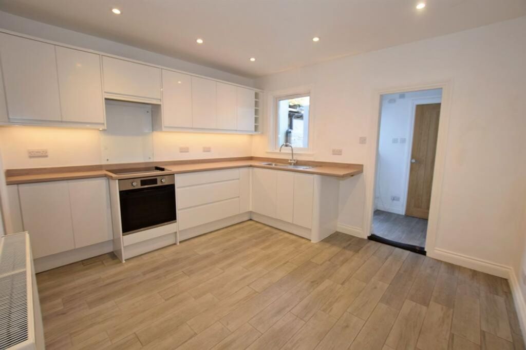Property photo 2 of 7 Kitchen