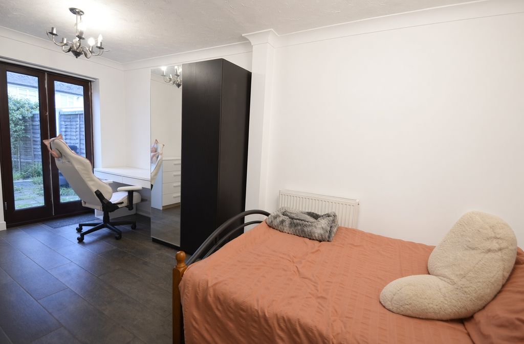 Property photo 1 of 5 16C Kings Lane - Room 1