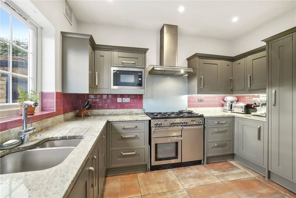 Property photo 2 of 19 Kitchen