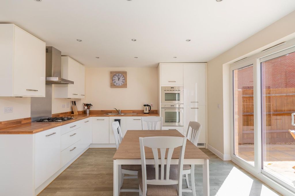 Property photo 1 of 28 0G7Clcv - Kitchendiner D.Jpg