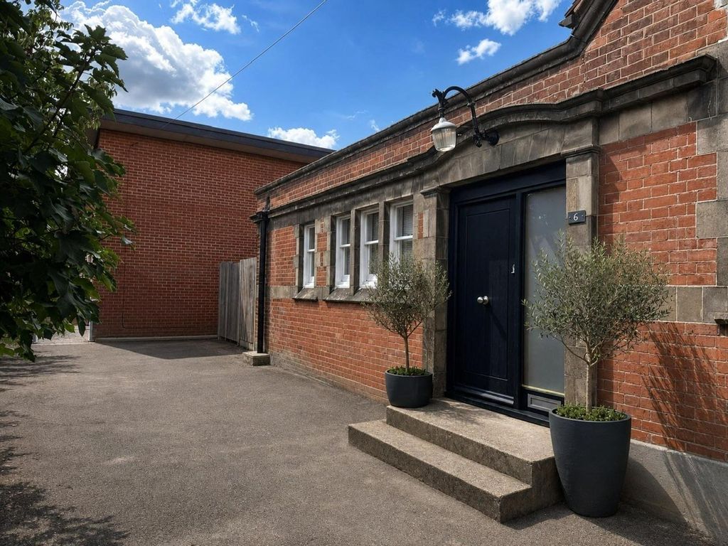 Property photo 1 of 9