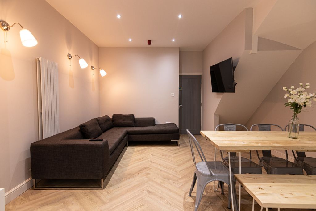 Property photo 1 of 13 20Hr Living Area / Kitchen