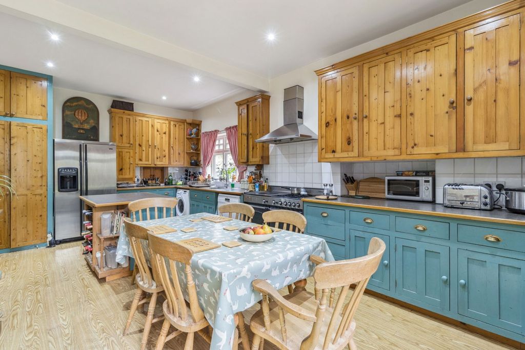 Property photo 2 of 21