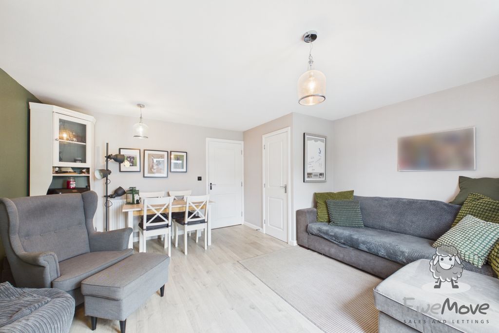 Property photo 3 of 14 8