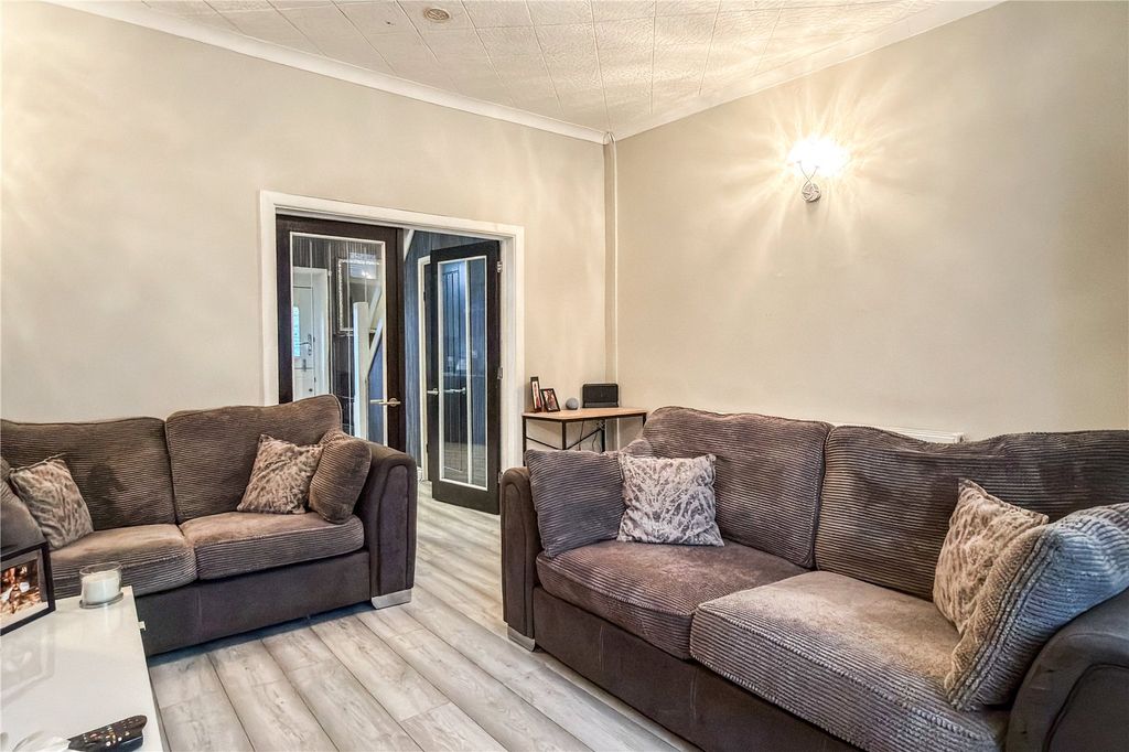 Property photo 3 of 16 Lounge