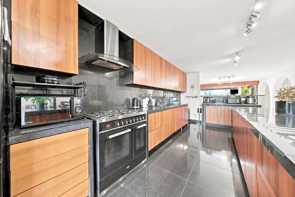 Additional image 10 of 5 bed flat for saleLucknow Road, Nottingham NG3