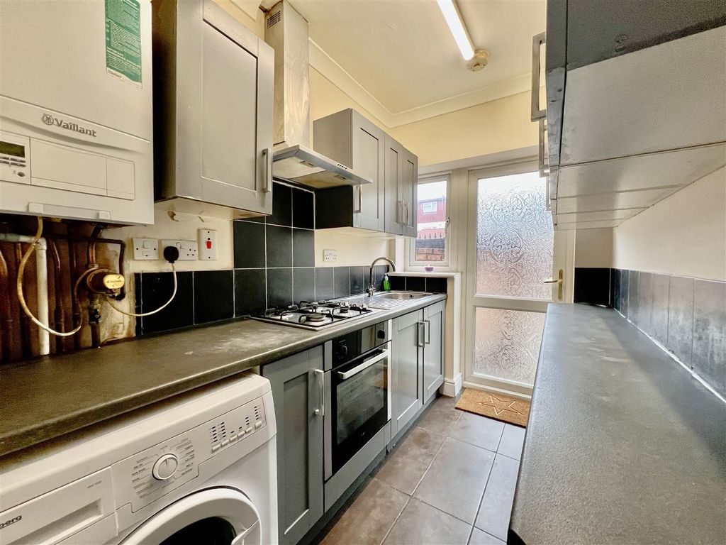 Property photo 2 of 8 Kitchen