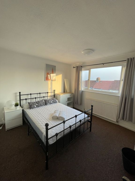 Property photo 1 of 8 Bright, Neatly Presented Double Bedroom With A Met...