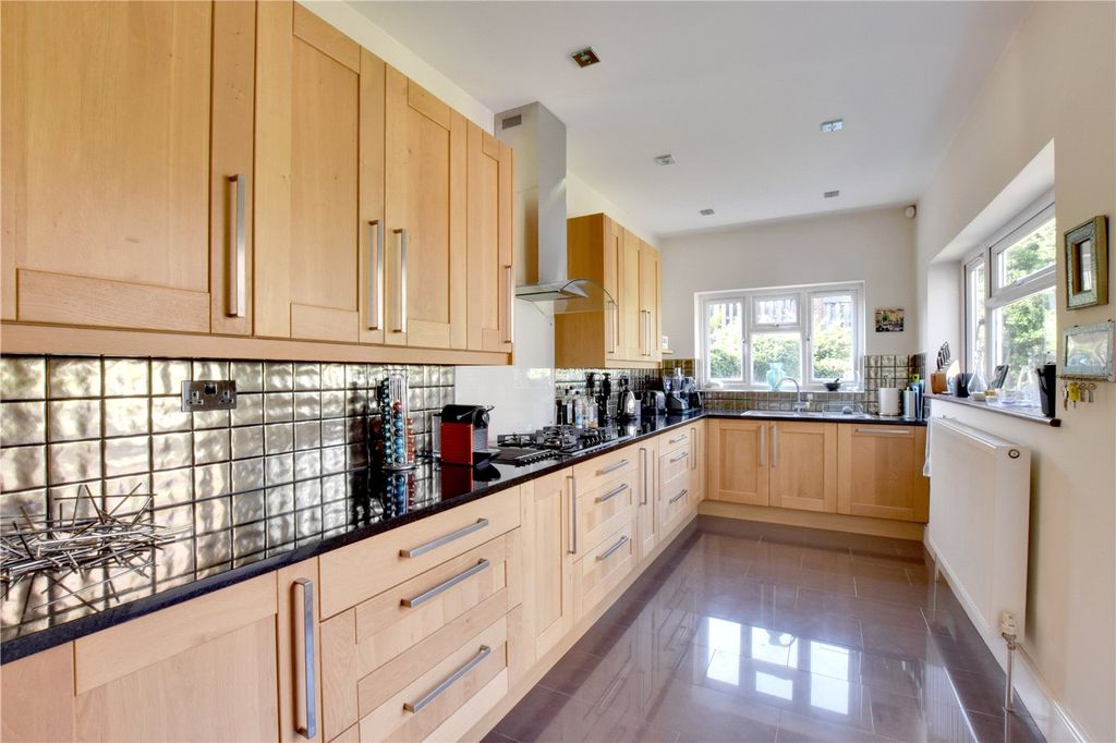 Property photo 2 of 25 Picture No. 21