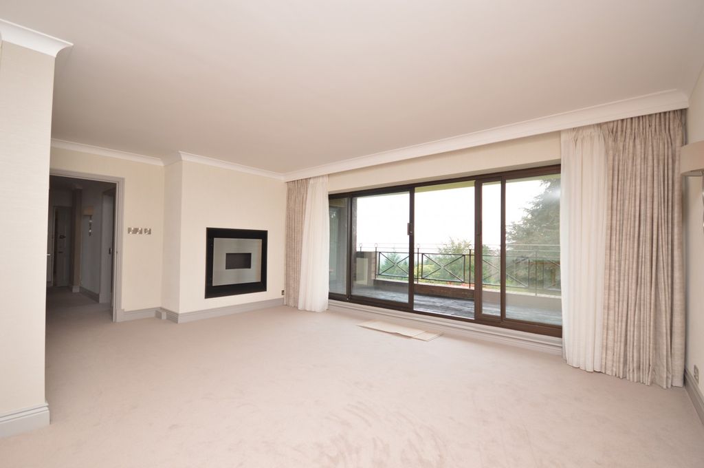 Property photo 3 of 13 Living Area Property To Let In Haslemere