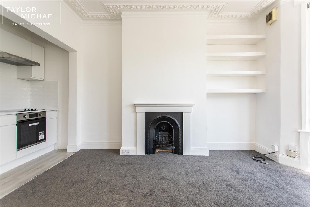 Property photo 3 of 17 Livingroom