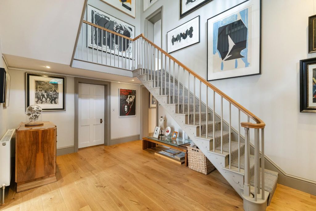 Property photo 2 of 28 Entrance Hall