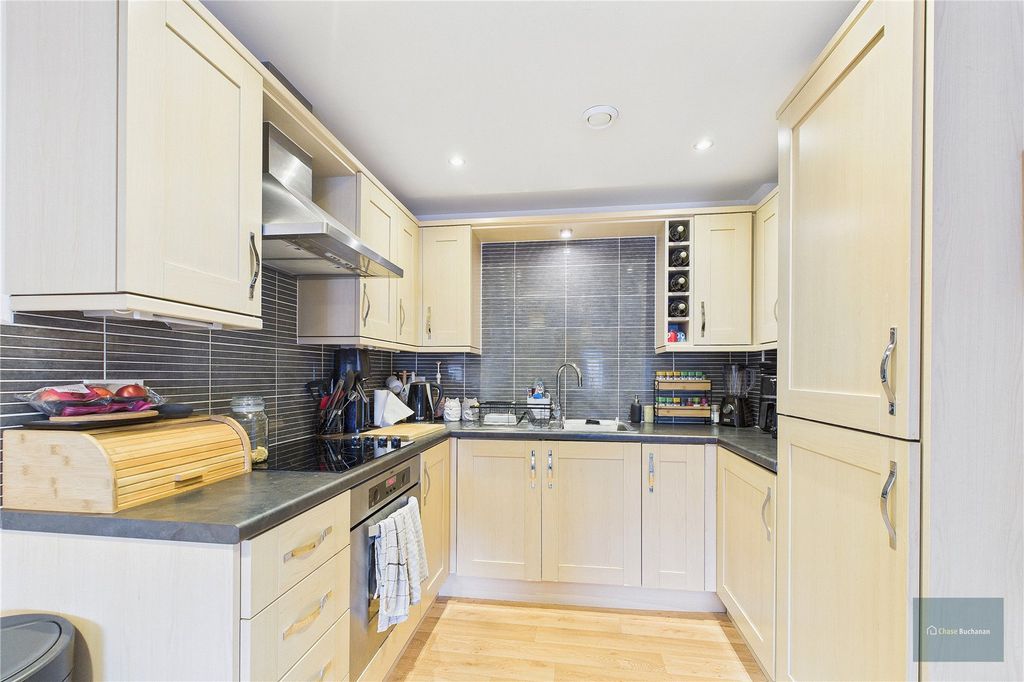 Property photo 2 of 6 Picture No. 11